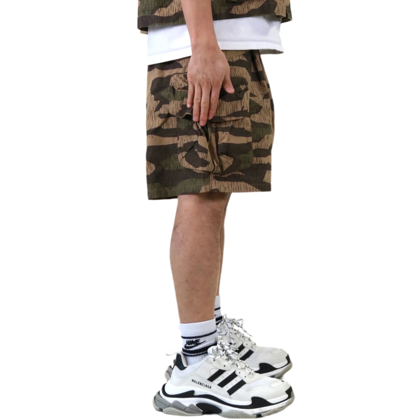 Fine Ripstop Twill Wide bottom opening short pants.